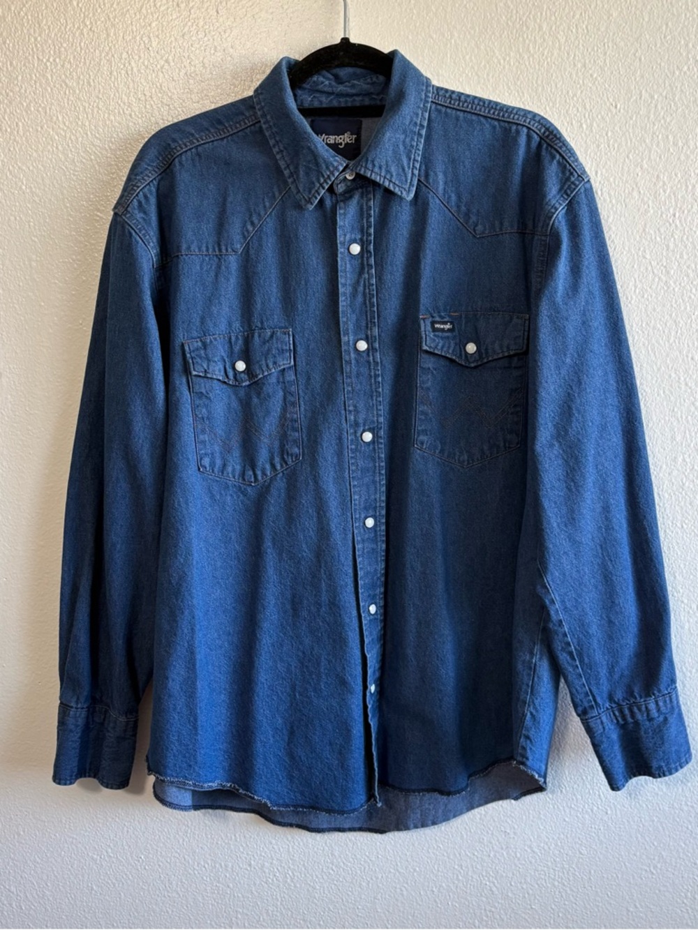 Vintage Y2K Wrangler Size XL Blue Chambray Pearl Snap Long Sleeve Shirt Western